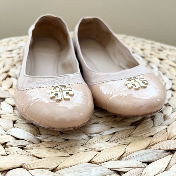 Tory Burch beige patent leather flats with gold monogram logo detail - Picture 4 of 10